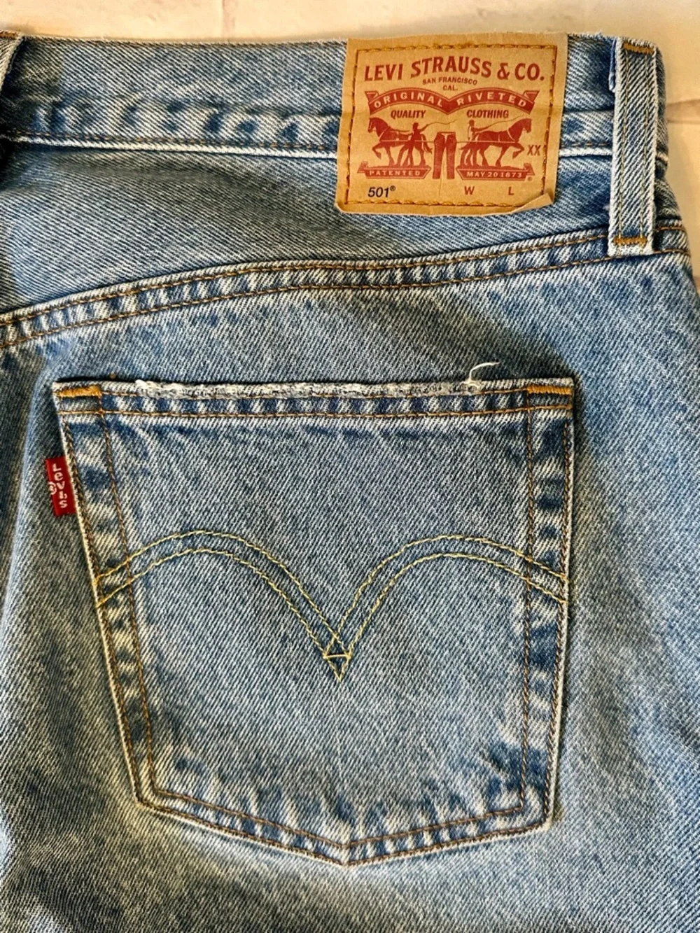 Levi's 501 Woman’s Cropped Distressed Denim Jeans - Light Blue Size 32 - Picture 6 of 6
